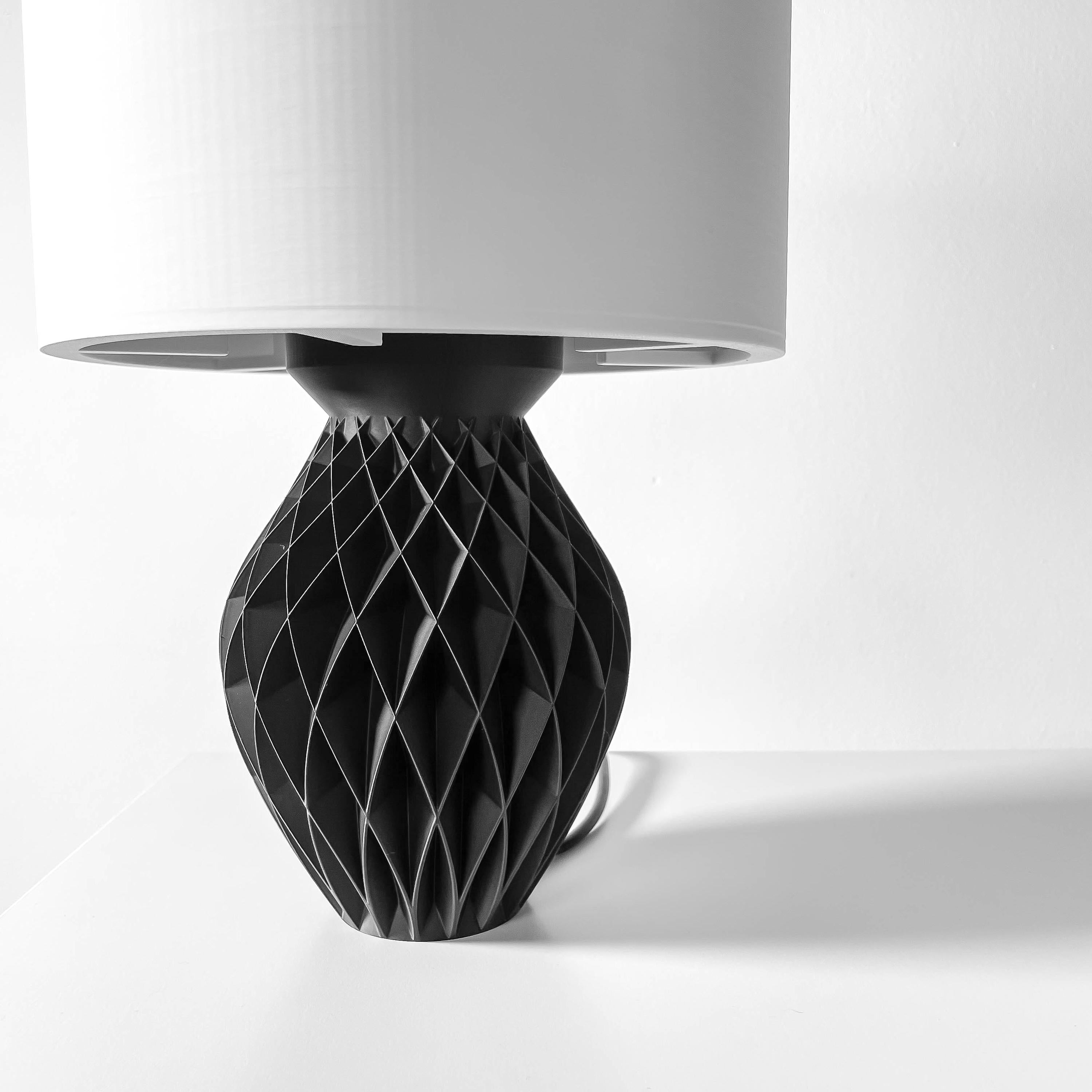 KONIO 3D Printed Sculptural Lamp – Diamond Lattice Vase Form, Matte Black Designer Light (etsy image id: 7865157544)